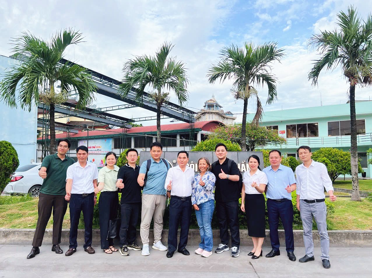 Đoàn công tác của Cát Long chụp ảnh lưu niệm cùng đối tác Indonesia trong chuyến tham quan và làm việc tại nhà máy sản xuất phân bón, đánh dấu bước tiến mới trong hợp tác thương mại quốc tế và phát triển chuỗi cung ứng phân bón khu vực Đông Nam Á.