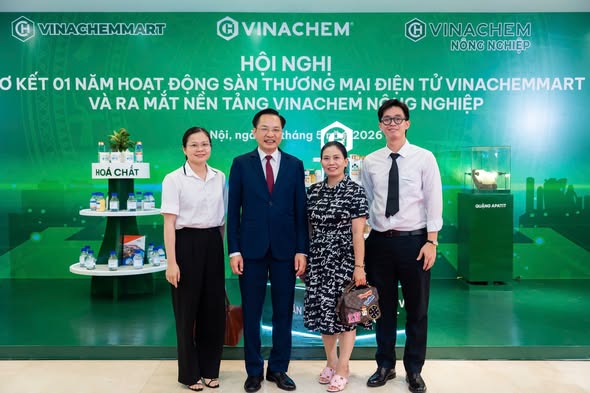 Đại diện Công ty Cát Long tham dự Hội nghị sơ kết 1 năm hoạt động Sàn thương mại điện tử VinachemMart và lễ ra mắt nền tảng Vinachem Nông nghiệp tại Hà Nội. Sự kiện là dấu mốc quan trọng trong quá trình chuyển đổi số, chuyển đổi xanh của ngành hóa chất Việt Nam, đồng thời mở ra nhiều cơ hội kết nối và hợp tác giữa các doanh nghiệp trong lĩnh vực hóa chất, phân bón và thương mại.