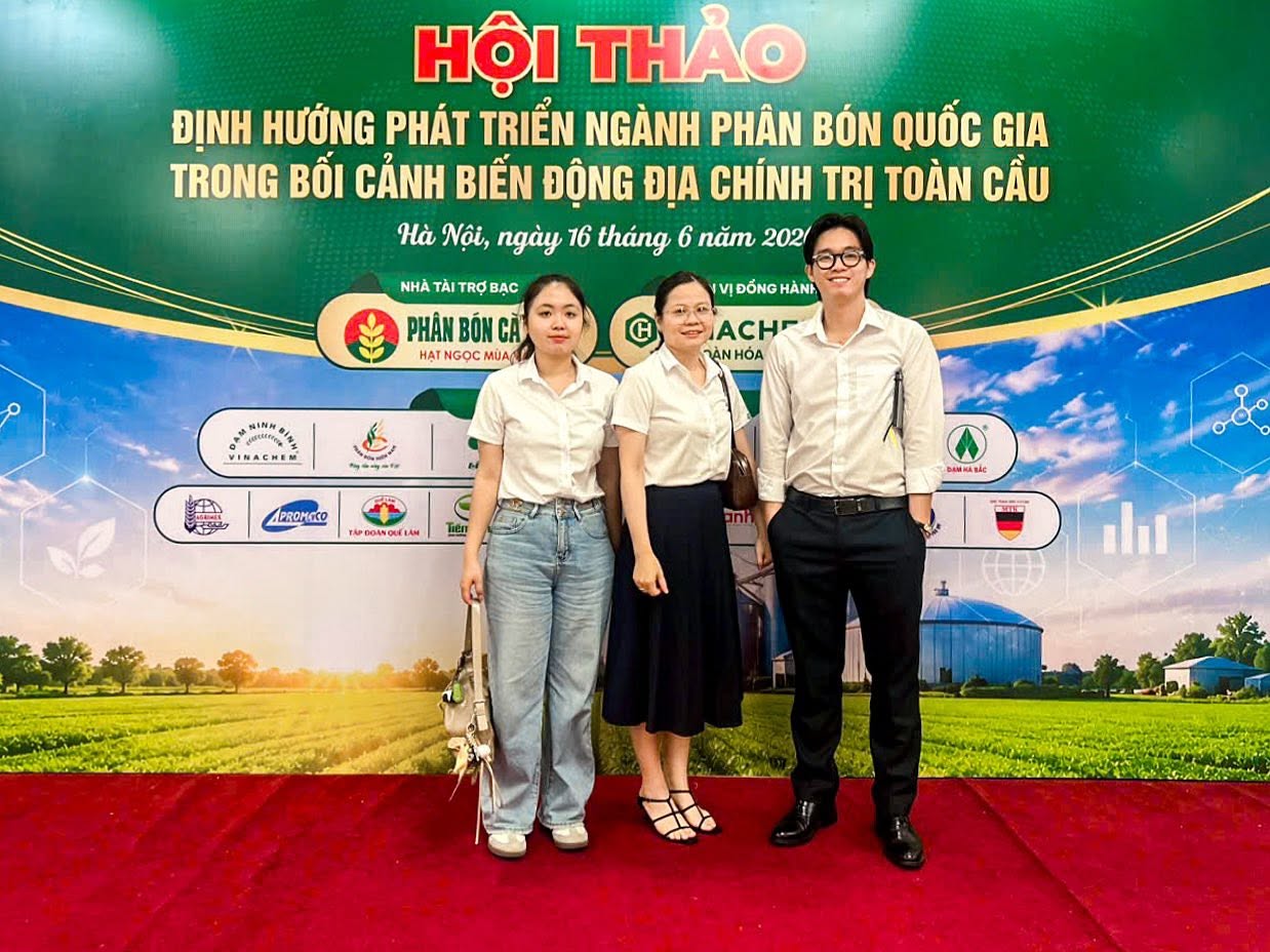 Đại diện Công ty CP Xuất Nhập Khẩu Cát Long tham dự Hội thảo Định hướng phát triển ngành phân bón quốc gia trong bối cảnh biến động địa chính trị toàn cầu tại Hà Nội. Sự kiện do Hiệp hội Phân bón Việt Nam tổ chức, quy tụ nhiều doanh nghiệp, chuyên gia và đơn vị hoạt động trong lĩnh vực phân bón, nông nghiệp và hóa chất.