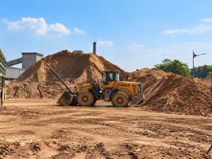 ⛏️ CÁT LONG - ĐẨY MẠNH HOẠT ĐỘNG VẬN CHUYỂN & CUNG ỨNG QUẶNG APATIT Tại nhà máy và bến cảng, hoạt động bốc xếp và vận chuyển quặng Apatit đang được triển khai, góp phần đảm bảo nguồn nguyên liệu phục vụ sản xuất và chuỗi cung ứng ngành phân bón. 🌱 Quặng Apatit – nguyên liệu quan trọng của ngành phân bón Apatit là nguồn nguyên liệu chứa phốt pho, được sử dụng chủ yếu để sản xuất axit photphoric và các loại phân lân. Đây cũng là nguyên liệu đầu vào quan trọng trong sản xuất nhiều dòng phân bón NPK, góp phần cung cấp lân cho cây trồng, hỗ trợ phát triển bộ rễ, thúc đẩy quá trình ra hoa, đậu quả và nâng cao chất lượng nông sản. Với vai trò quan trọng trong chuỗi giá trị ngành phân bón, quặng Apatit góp phần kết nối nguồn nguyên liệu với hoạt động sản xuất, hướng tới đảm bảo nguồn cung ổn định cho thị trường nông nghiệp. Cát Long – kết nối nguồn nguyên liệu, đồng hành cùng ngành phân bón Việt Nam. 🌿