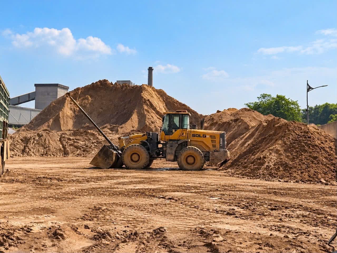 ⛏️ CÁT LONG - ĐẨY MẠNH HOẠT ĐỘNG VẬN CHUYỂN & CUNG ỨNG QUẶNG APATIT Tại nhà máy và bến cảng, hoạt động bốc xếp và vận chuyển quặng Apatit đang được triển khai, góp phần đảm bảo nguồn nguyên liệu phục vụ sản xuất và chuỗi cung ứng ngành phân bón. 🌱 Quặng Apatit – nguyên liệu quan trọng của ngành phân bón Apatit là nguồn nguyên liệu chứa phốt pho, được sử dụng chủ yếu để sản xuất axit photphoric và các loại phân lân. Đây cũng là nguyên liệu đầu vào quan trọng trong sản xuất nhiều dòng phân bón NPK, góp phần cung cấp lân cho cây trồng, hỗ trợ phát triển bộ rễ, thúc đẩy quá trình ra hoa, đậu quả và nâng cao chất lượng nông sản. Với vai trò quan trọng trong chuỗi giá trị ngành phân bón, quặng Apatit góp phần kết nối nguồn nguyên liệu với hoạt động sản xuất, hướng tới đảm bảo nguồn cung ổn định cho thị trường nông nghiệp. Cát Long – kết nối nguồn nguyên liệu, đồng hành cùng ngành phân bón Việt Nam. 🌿